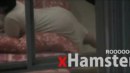 مرد است که در یک صندلی نشسته و به دنبال سایت فیلم سکسی داستانی در